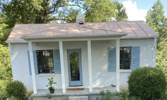 Boyd Tavern House | Charming 2 Floor Cottage on Picturesque Farm