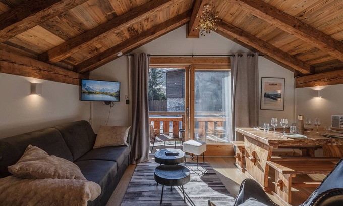 Morzine Ski Chalet | Charming 2-Level Chalet, 10min to Lifts, Morzine Center, Sleeps 4