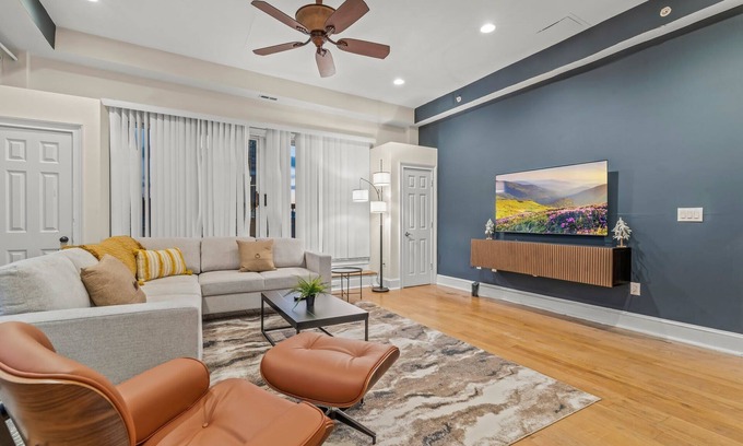 Old City Apartment | Charming 2BD by Independence Hall | Sleeps 6
