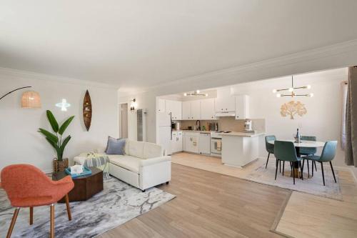 Pacifica Apartment | Charming 2Bedroom 1Bathroom with Breathtaking Mountain, Sunset and Ocean Views