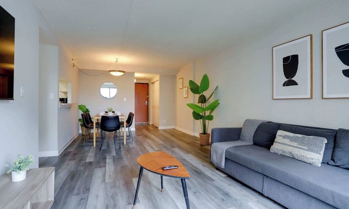 Crystal City Apartment | Charming 2BR Apt in Great Location