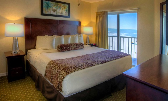 Treasure Island Condo | Charming 2BR Condo: Balcony Beach Views & Pool