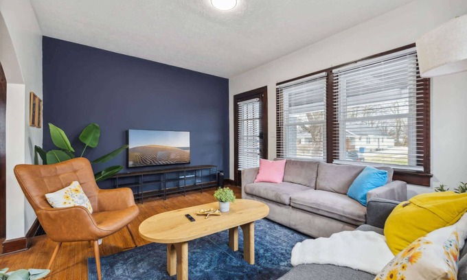 Indianapolis House | Charming 2BR Duplex in SoBro - King Bed - Arcade