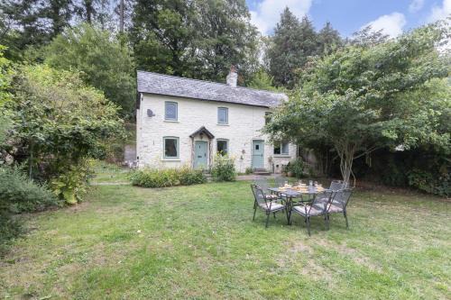 Crickhowell House | Charming 3-Bed Cottage by the River Usk
