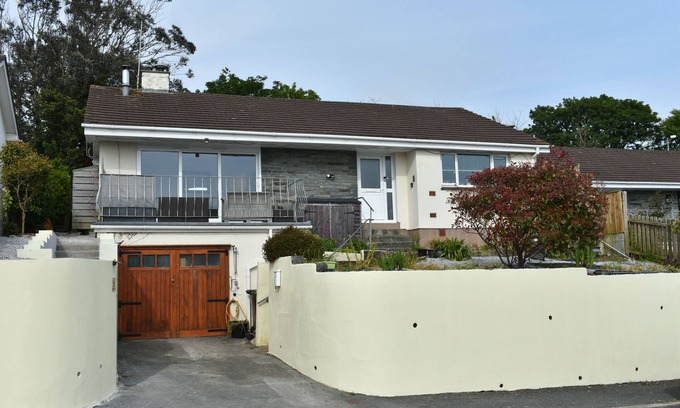 Angarrack House | Charming, 3 bed, dog friendly bungalow with lovely views, 5 mins from the beach