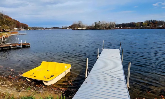 Dowling House | Charming 3 bed Lake house in wonderful Dowling with AC, WiFi, dock, and Kayaks.