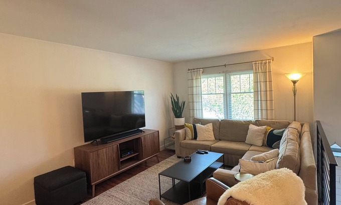 Saratoga Springs House | Charming 3+bedroom house with AC, Fireplace, and WiFi in Saratoga Springs
