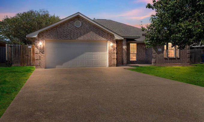 Wellborn House | Charming 3-bedroom house with AC and WiFi in lovely College Station