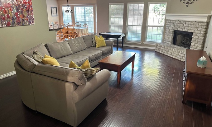 Wellborn House | Charming 3-Bedroom Family Home in South College Station – WiFi, DirecTV & More!