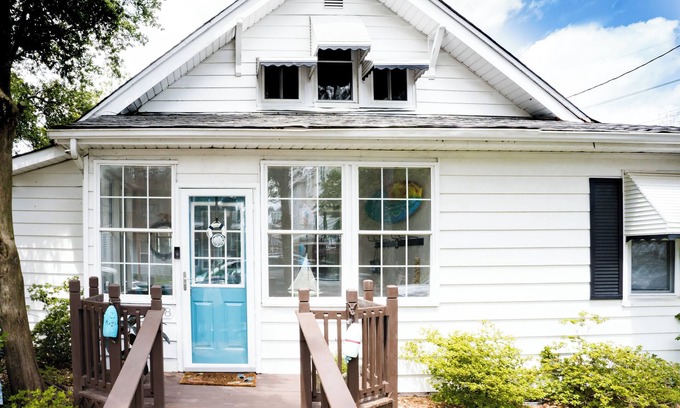 Northwest Cottage | Charming 3-bedroom vintage beach cottage 5 minutes from the Chesapeake Bay!