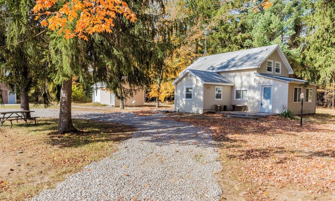 Thompsonville Cabin | Charming 3-bedroom cabin with large gameroom on 18 acres in lovely Thompsonville