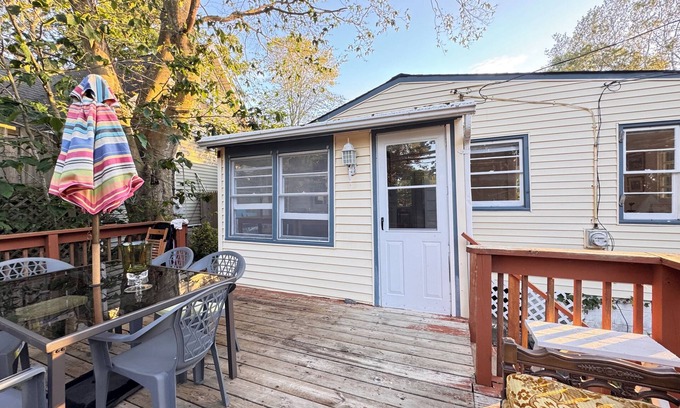 Baiting Hollow Cottage | Charming 3-bedroom beachfront cottage with WiFi, AC in welcoming Calverton