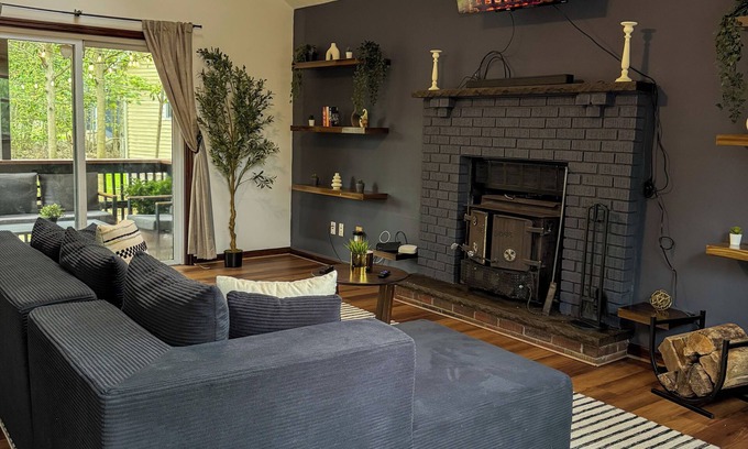 Tobyhanna Ski Chalet | Charming 3-bedroom chalet with WiFi, AC in welcoming Tobyhanna