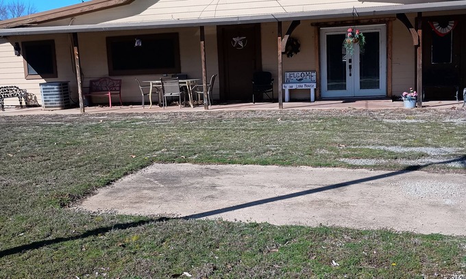 Eufaula Other | Charming 3-bedroom farmhouse in awesome Eufaula with Wi-Fi, ,boat ramp and dock