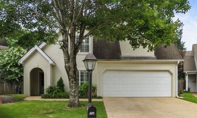 Tuscaloosa House | Charming 3 Bedroom House Just Minutes Away From Campus - Includes Parking Pass