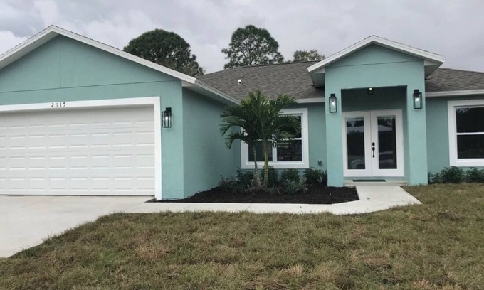 Florida Ridge House | Charming 3-bedroom house with WiFi, AC in enjoyable Vero Beach
