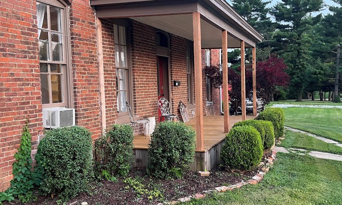 Winchester House | Charming 3-bedroom house in Winchester with WiFi and AC