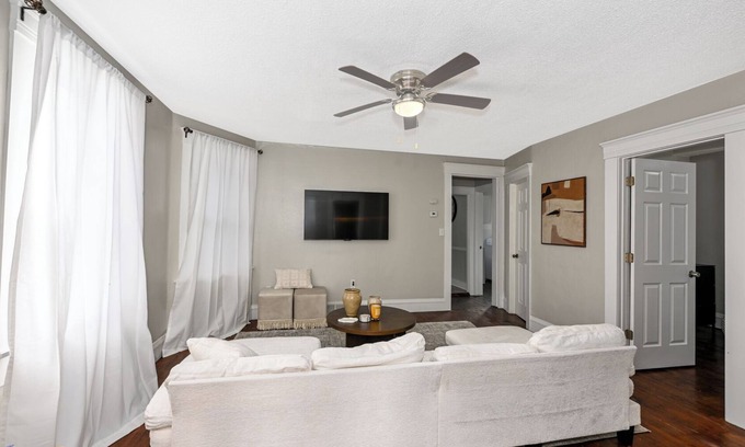 Tremont House | Charming 3-bedroom house in Cleveland with WiFi and AC