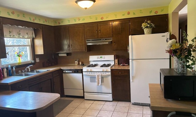 Massillon House | Charming 3-bedroom house with AC and WiFi in Massillon,10 mins from Hall of Fame