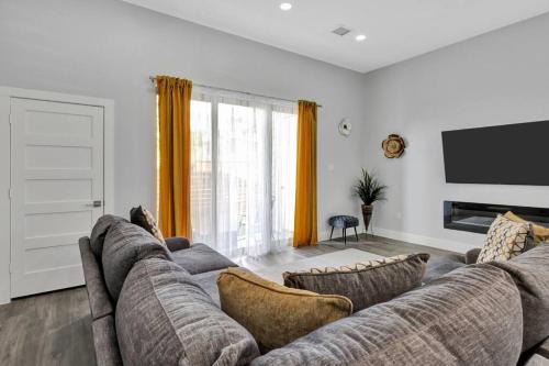 Dallas House | Charming 3-Bedroom Home l 5 mins to AA Arena