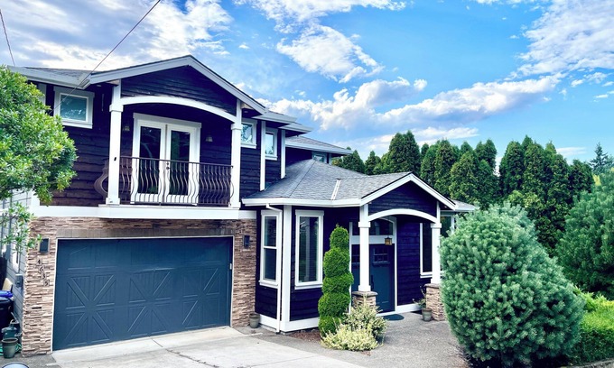 Bridlemile House | Charming 3-bedroom house in enchanting Portland with AC, WiFi