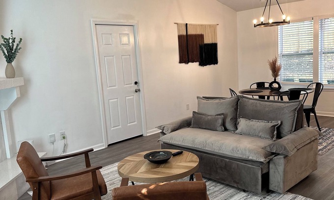 Leslie Estates House | Charming 3-bedroom house pet friendly