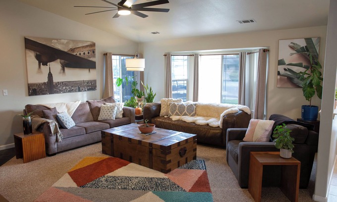 Redding House | Charming 3-bedroom house with hot tub and hammock in tranquil Redding
