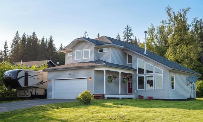 Homer House | Charming 3-bedroom house with Jetted Tub and Big Backyard!