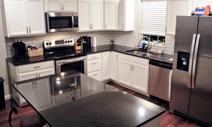 Howard House | Charming 3-bedroom house in lovely Apple Valley with AC, WiFi, fireplace & pool
