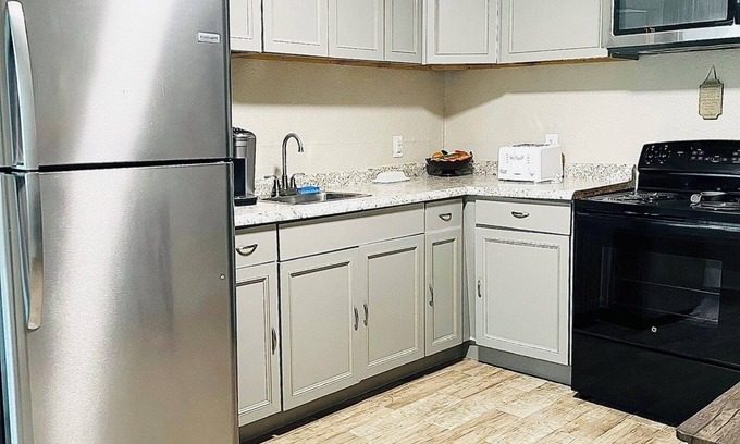Olde Huntersville House | Charming 3-bedroom house with WiFi and AC in Norfolk