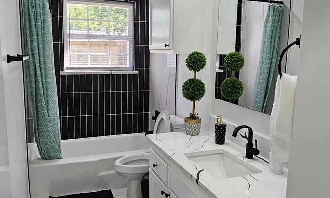 Tulsa House | Charming 3-bedroom house with Wi-Fi , perfect for families and professionals