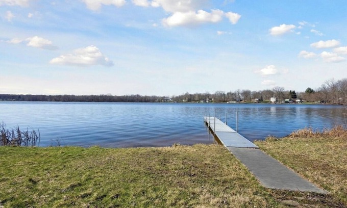 Kendall House | Charming 3-bedroom Lake House on Baseline Lake with WiFi AC in marvelous Allegan