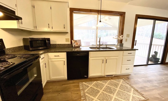 Northwest Raleigh House | Charming 3-bedroom ranch in the heart of Raleigh
