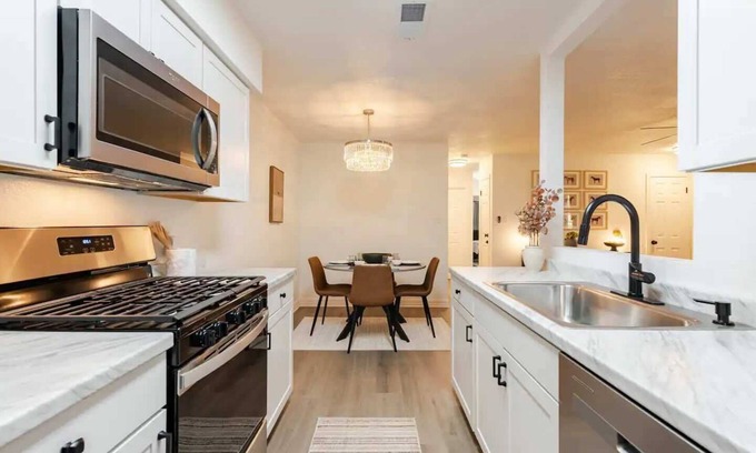 Round Rock House | Charming 3-bedroom townhome with lots of amenities in upscale Round Rock