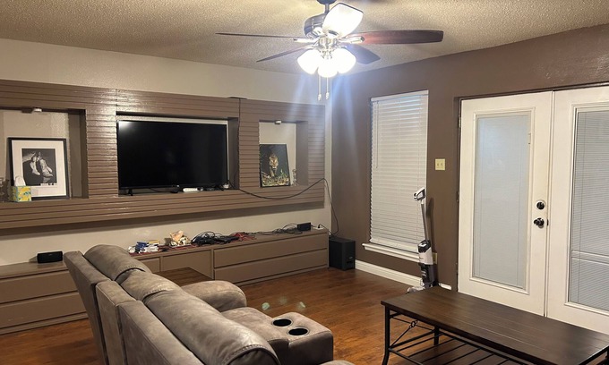 Barker House | Charming 3-bedroom townhome with AC and WiFi in brilliant Houston