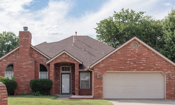 Broken Arrow House | Charming 3-bedroom house with fitness room in peaceful Broken Arrow