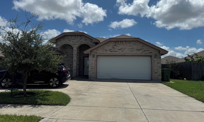 Brownsville House | Charming 3-Bedroom Retreat in Prime Neighborhood SPI/SPACE X