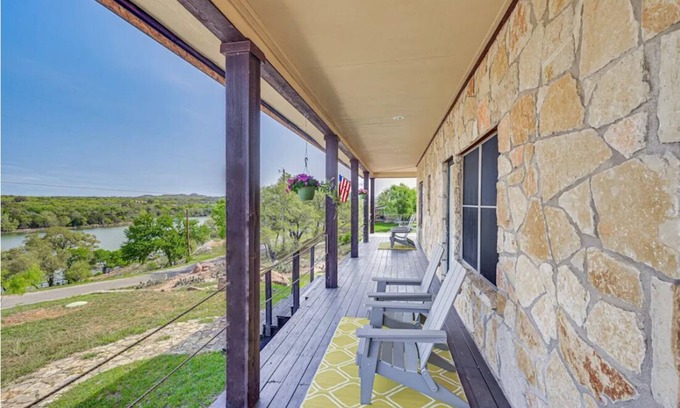 Buchanan Dam House | Charming 3-bedroom 3-bathroom house with WiFi, AC in fantastic Buchanan Dam