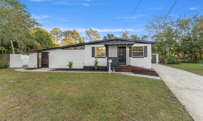 Arlington House | Charming 3-bedroom POOL house with WiFi and AC in enjoyable Jacksonville