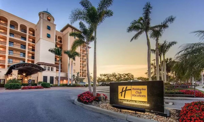 Marco Island Resort | Charming 3-bedroom resort with fitness room, WiFi in amazing Marco Island.