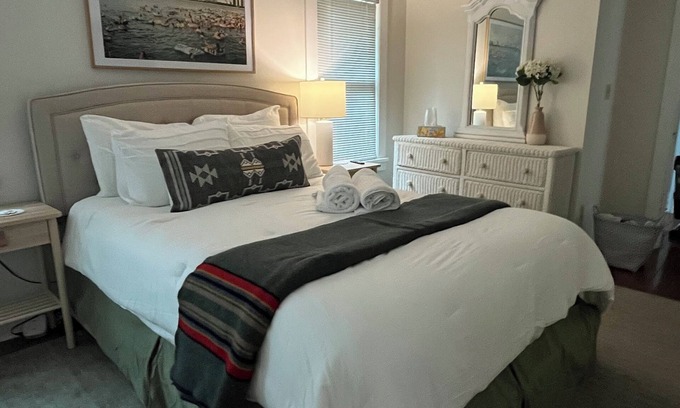 New Buffalo Cottage | Charming 3-bedroom cottage New Buffalo Walk to Downtown and Beach -Pets allowed