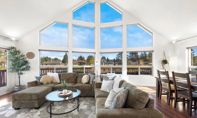 Ocean Shores House | Charming 3-bedroom kid/family friendly getaway beach house