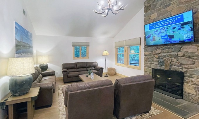 Reeders Cabin | Charming 3 Bedroom Cabin in the Poconos on Private Resort