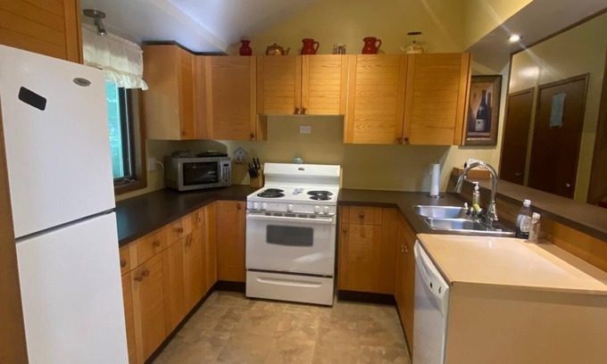 Grand Bend Cottage | Charming 3 bedrooms cottage. Steps to beach in fabulous Grand Bend