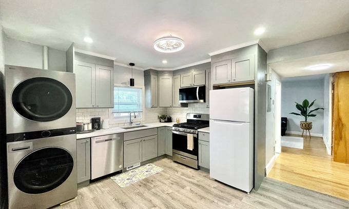 Quincy House | Charming 3-Beds In 2-bedrooms Apartment Near Quincy Adams