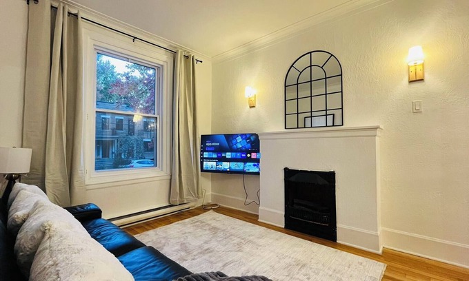 Cote-Des-Neiges—Notre-Dame-De-Grace Apartment | Charming 3-BR Getaway | Free Parking & Near Metro