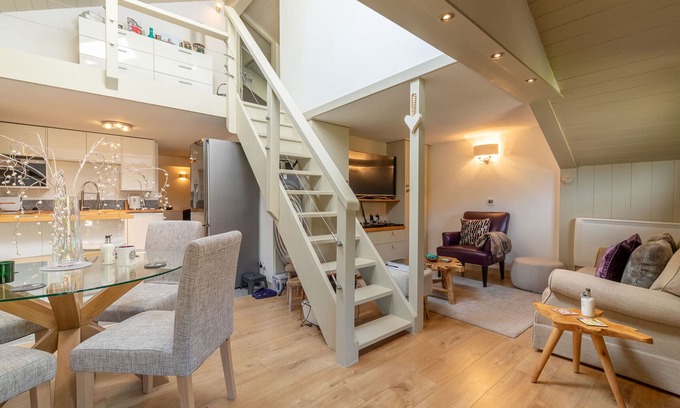 Les Allues Apartment | Charming 3-room apt in Les Allues, Méribel - 2 bedr, 4 pers, WIFI, parking