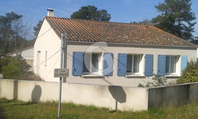 La Tranche-sur-Mer House | Charming 3-Star House near La Terrière Beach, WiFi, Sleeps 6, Garden, Terrace, Walk to Shops