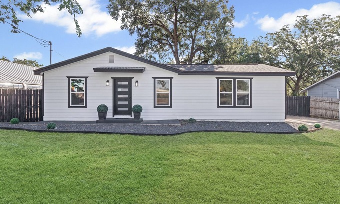 Georgetown House | Charming 3BR/2BA Home Near Historic Georgetown Square Sleeps 6 Large Backyard