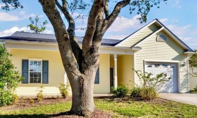 Myrtle Grove House | Charming 3BR/2BA Retreat Near Carolina Beach